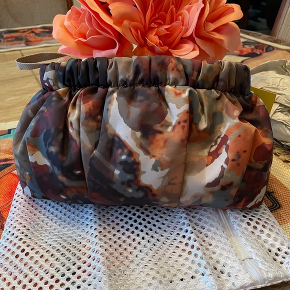 Vince Camuto Clutch NWT 10 X 6 - Picture 14 of 15